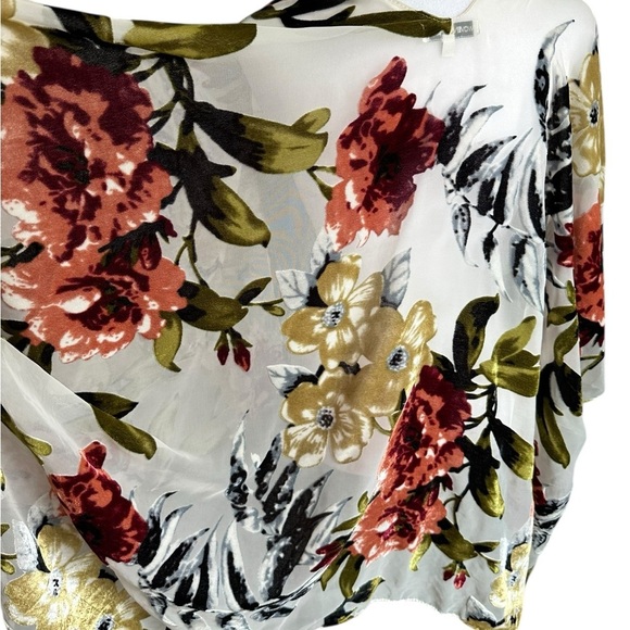 Woven Heart Floral Kimono Cardigan Swim Cover Lounge Top
OS - Picture 5 of 17